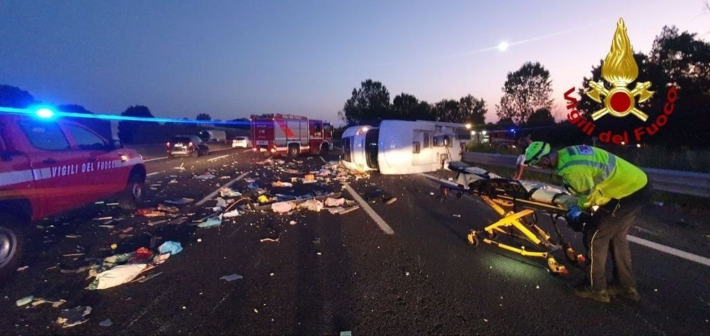 Scontro tra tir e camper nel Modenese: 6 feriti nel tamponamento in autostrada, grave neonato di 7 mesi