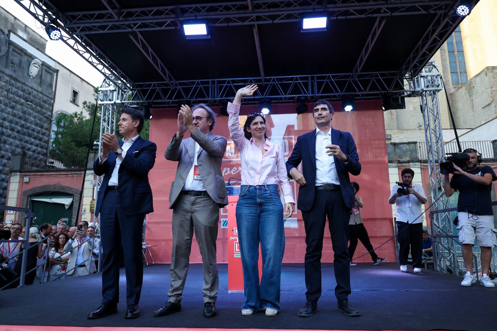 Potere al Popolo irrompe alla manifestazione del campo largo a Napoli: comizio interrotto, scontro fra i leader in piazza: news in diretta