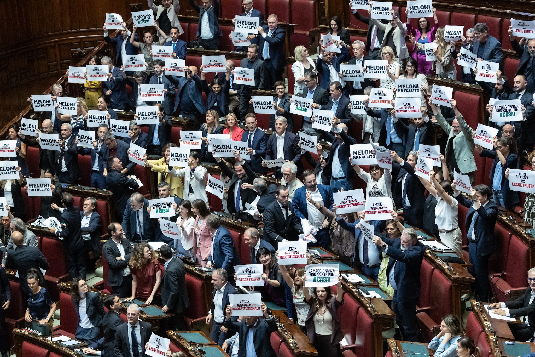 Governo, approvata la legge elettorale alla Camera, ora testo passa al Senato. Cartelli delle opposizioni: "Meloni a casa": news in diretta