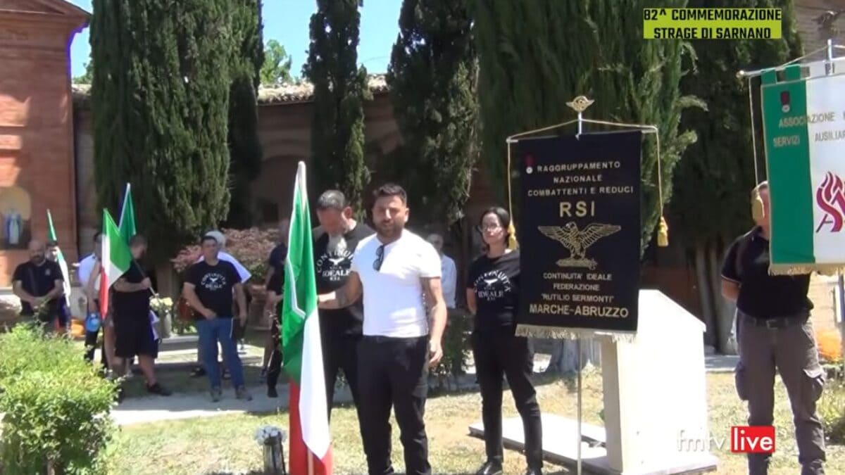 Alessandro Bruschi, consigliere comunale a Sarnano (MC), durante le commemorazioni della "Strage di Sarnano". Screenshot dal canale Youtube "FMTV Scatasta".