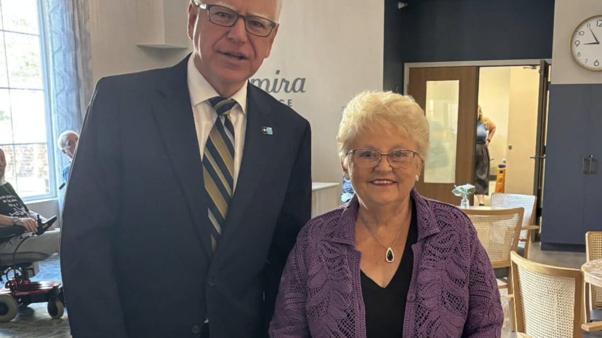 L'82enne Anita Le Brun insieme al governatore del Minnesota Tim Walz (Foto Facebook casa di riposo Amira Choice Champlin).