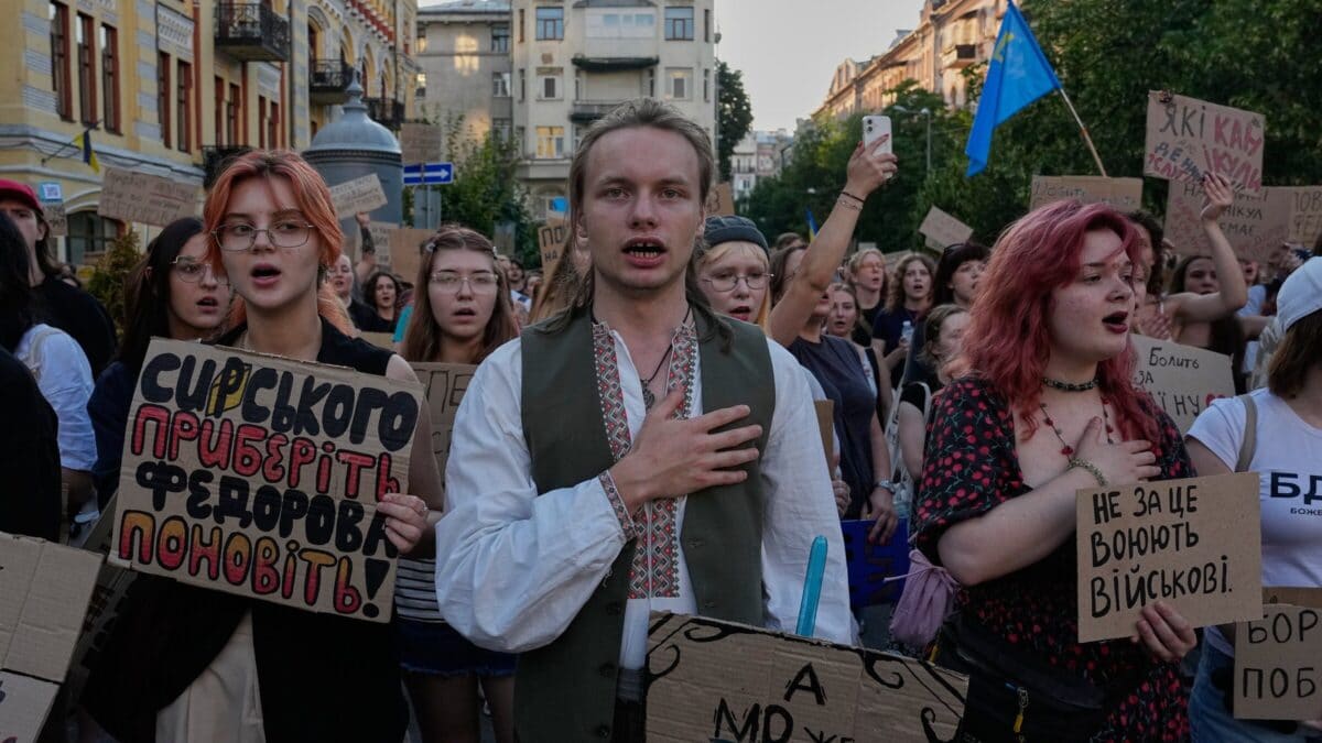 Attivisti in piazza a Kiev contro la scelta di Zelensky sul ministro della Difesa