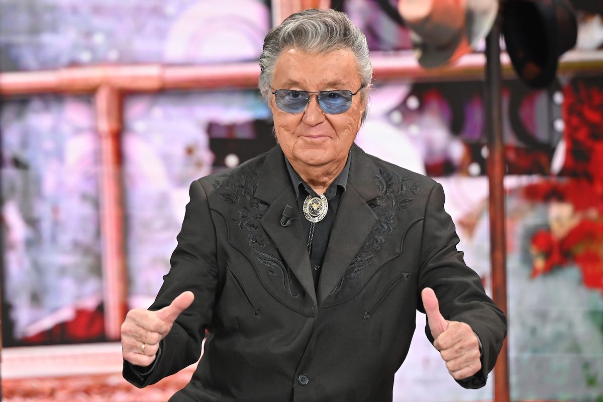 Bobby Solo sul concerto cancellato per i moscerini: "Erano miliardi e ci mordevano. Danni? C'erano trenta persone!"