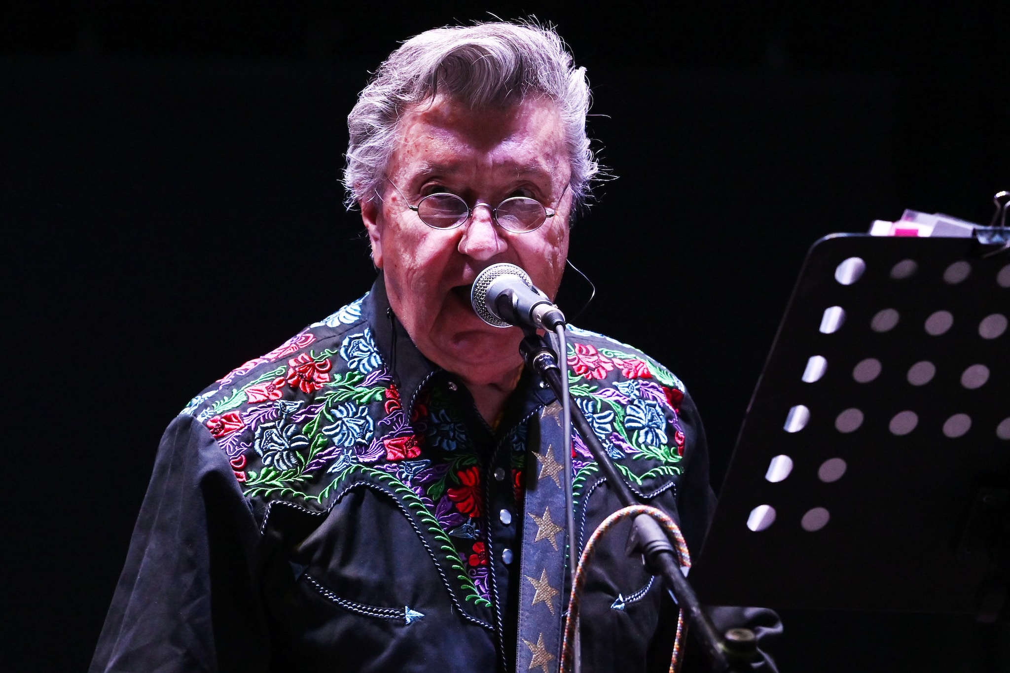Bobby Solo annulla il live per troppi moscerini, gli organizzatori: "Valutiamo vie legali, compenso già ricevuto"