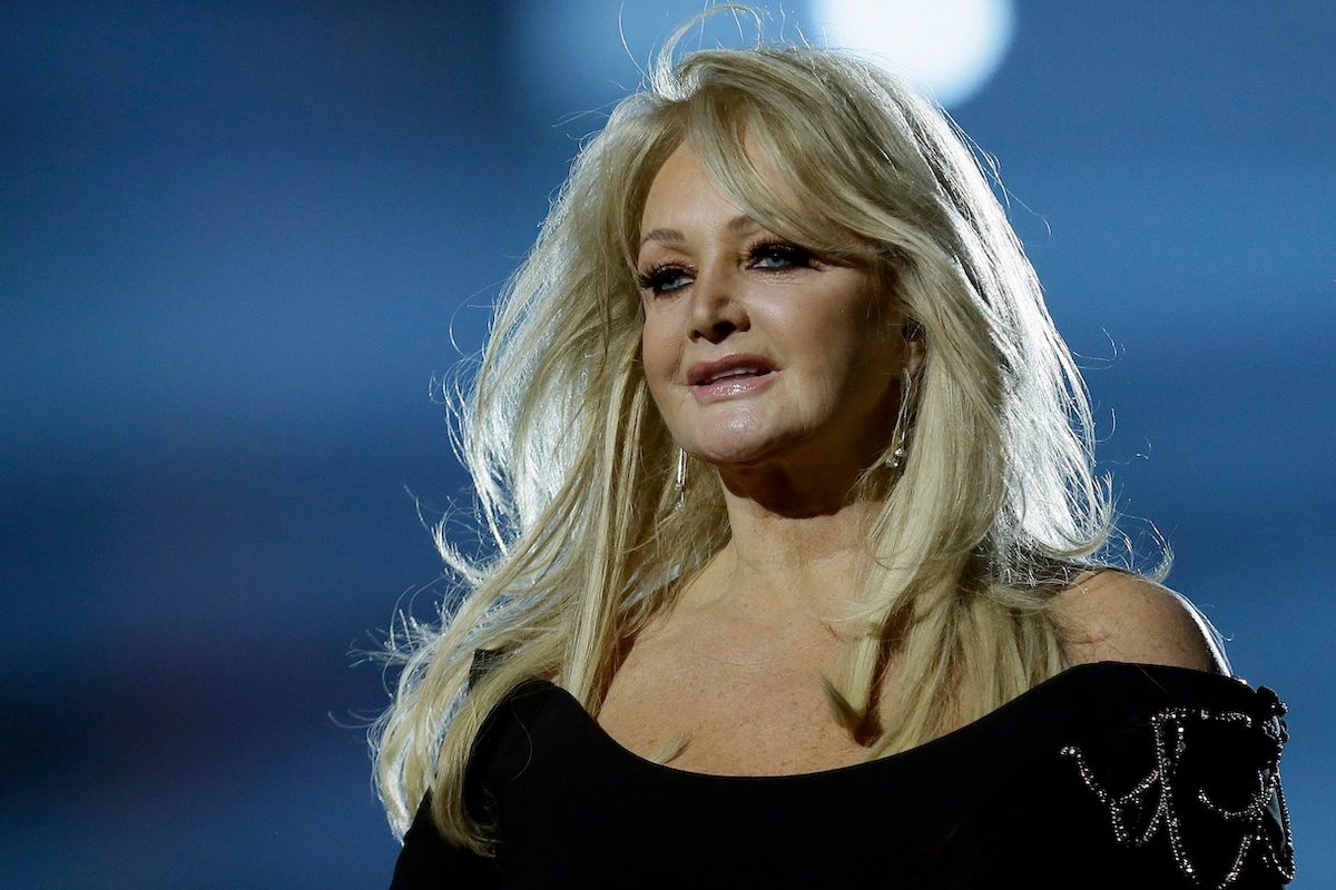 È morta Bonnie Tyler: la cantante era stata in coma dopo un arresto cardiaco, aveva 75 anni