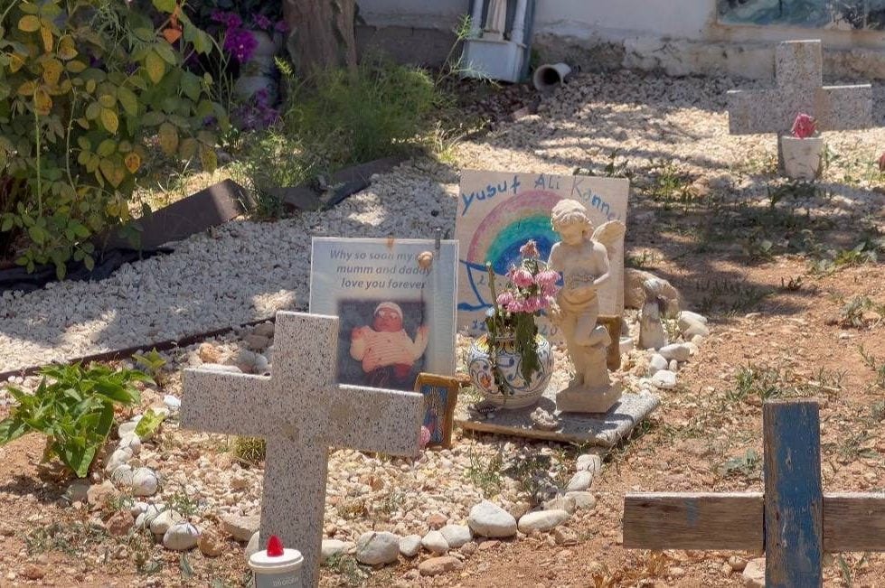 Lampedusa si prepara alla visita di Papa Leone ai migranti: "Per la prima volta omaggerà chi non è sopravvissuto"