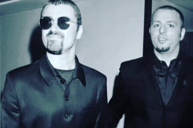 Gli eredi di George Michael fanno causa all'ex amico per il film sull'album perduto: "Si rivolterebbe nella tomba"