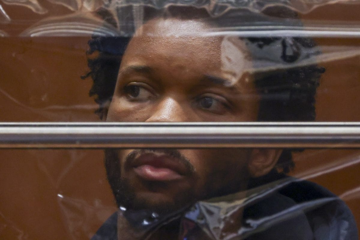 La 14enne per cui D4vd è accusato di omicidio era incinta e aveva abortito: la madre della ragazza abbandona l'aula