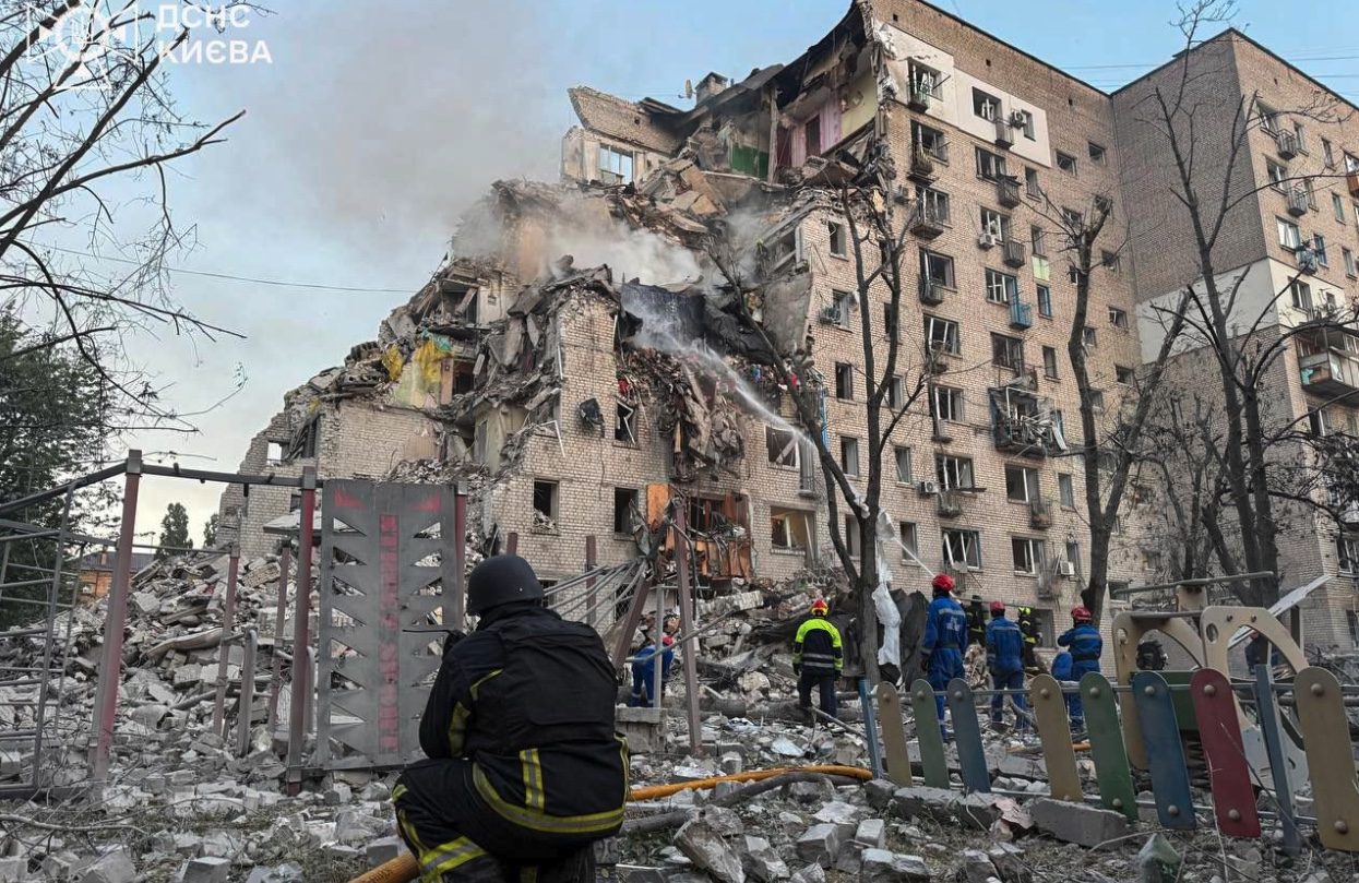 Ucraina, pioggia di missili russi su Kiev: crolli, incendi e morti, colpiti palazzi e un pronto soccorso