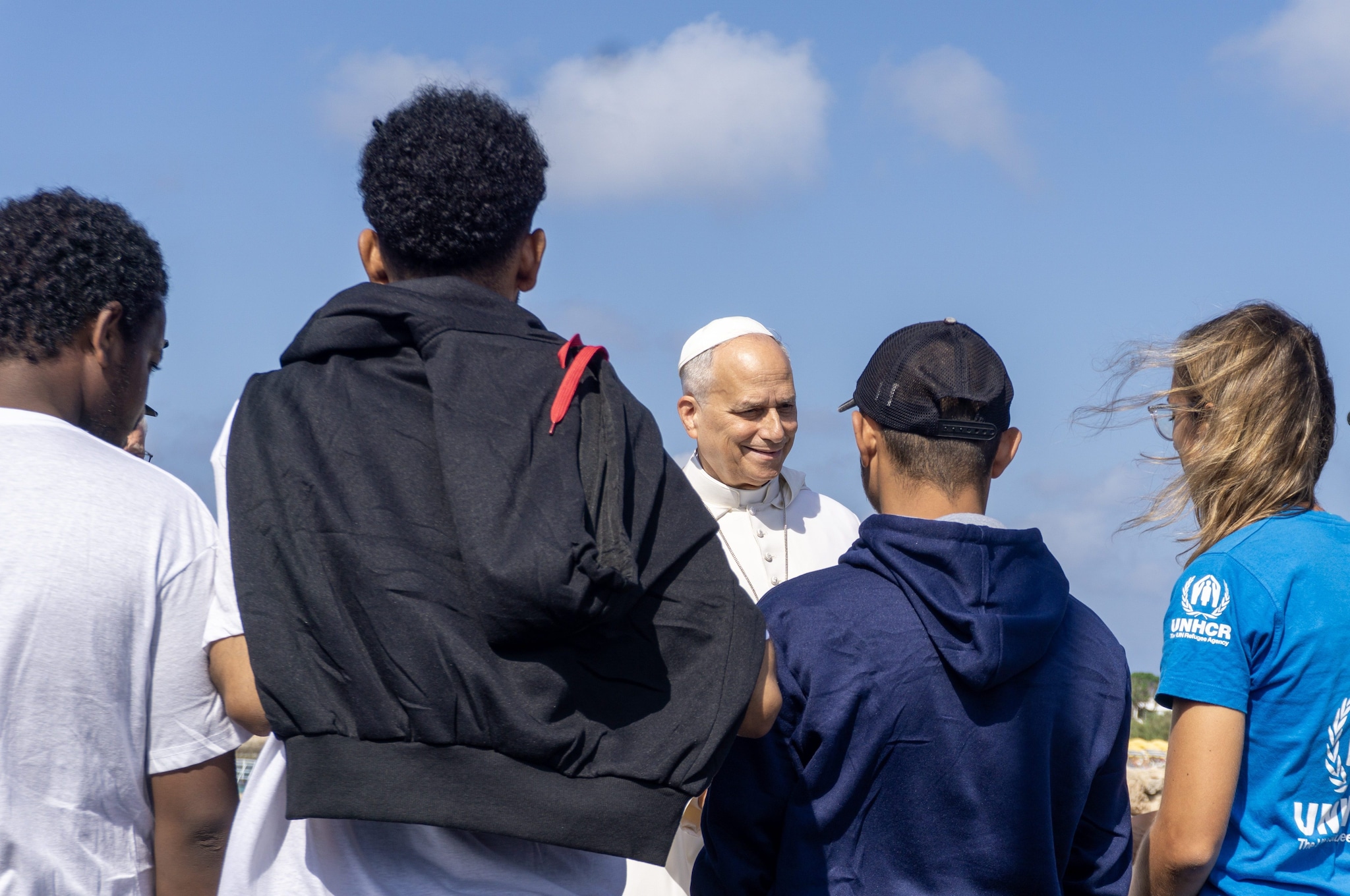 L'abbraccio del Papa ai migranti a Lampedusa, nella notte lo sbarco di 17 naufraghi: "5 giorni in mare, tra loro un neonato"