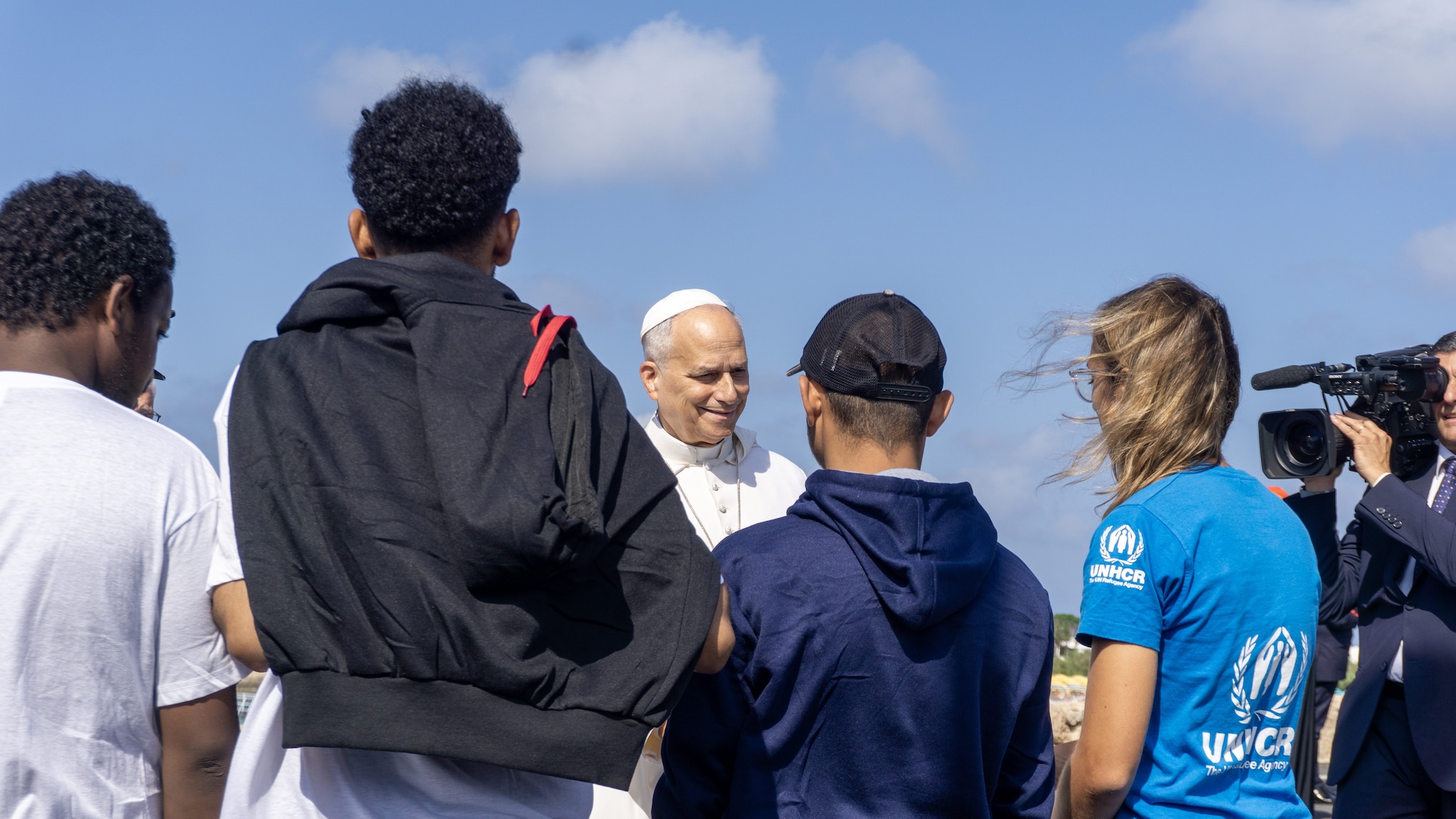 Papa Leone incontra i migranti a Lampedusa (foto di Lidia Ginestra Giuffrida per Fanpage.it)