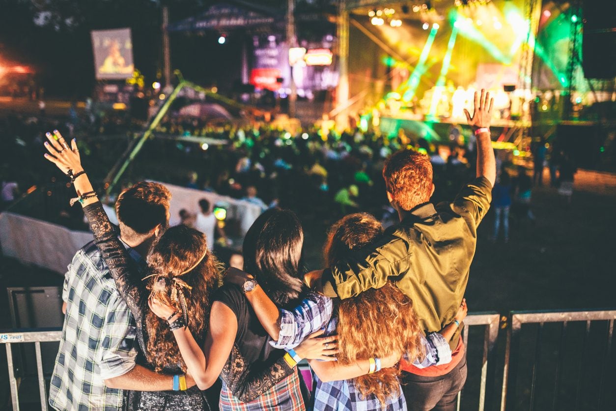 La vergogna dei biglietti "audio only" ai concerti: si paga solo per ascoltare, ma non si vedono palco e artisti