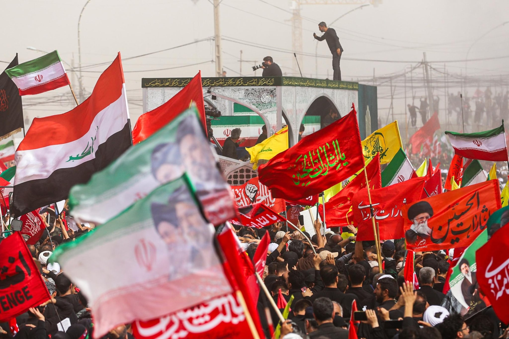 Le bare di Khamenei e dei familiari in corteo funebre a Qom, Iran
