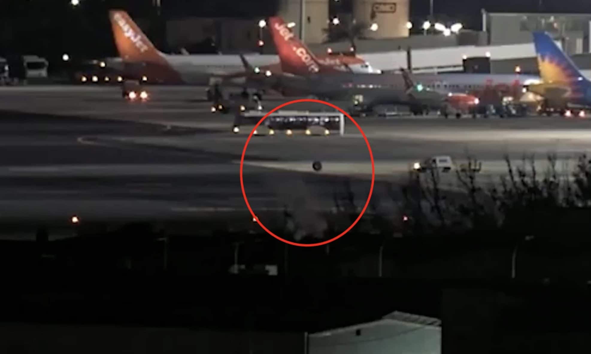 Aereo Ryanair perde una ruota e rotola in pista: paura all'aeroporto di Lanzarote