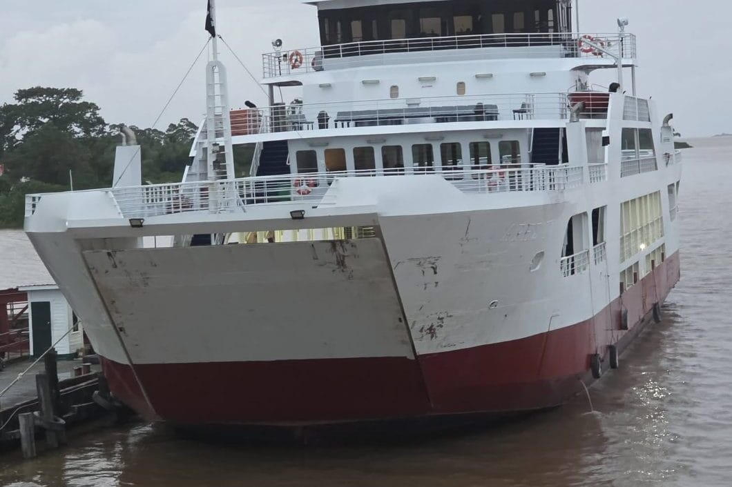 Affonda traghetto con 116 passeggeri al largo della Guyana: al momento 53 persone in salvo