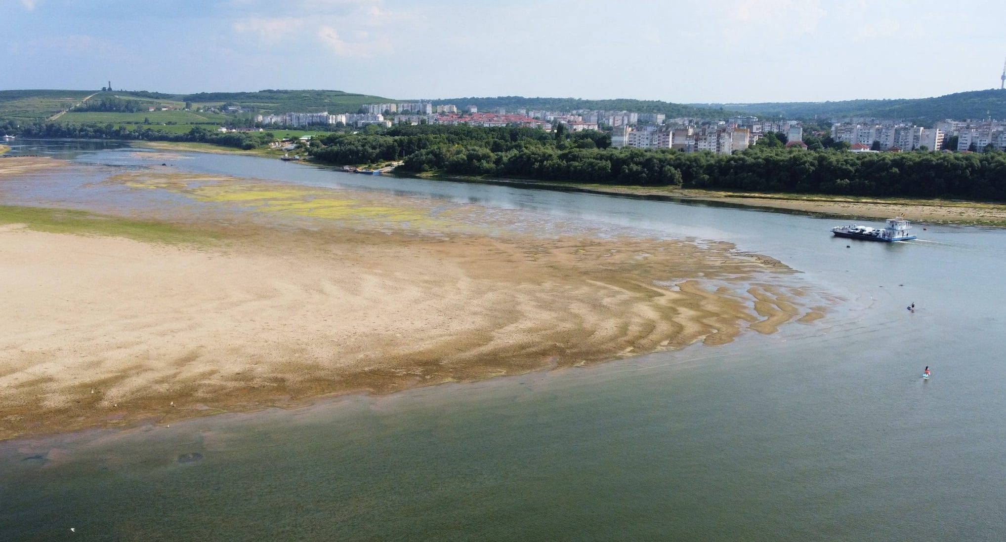 Nave si incaglia nel Danubio, evacuati 200 passeggeri: il livello del fiume è il più basso degli ultimi 30 anni