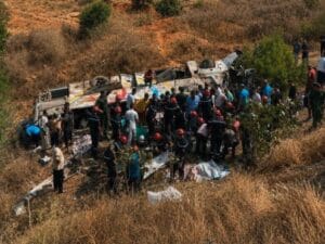 Tragico incidente in Algeria: autobus precipita in un dirupo