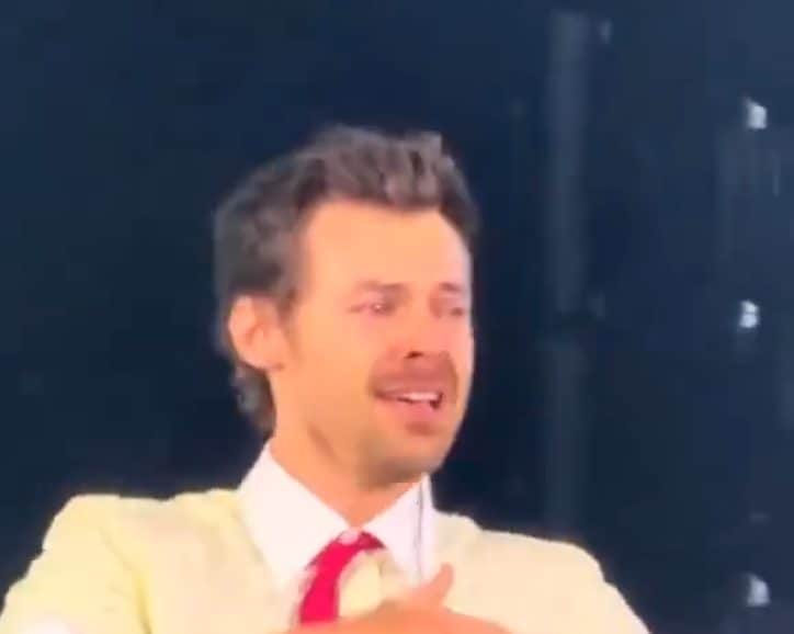 Harry Styles batte i record di concerti al Wembley Stadium e si commuove sul palco
