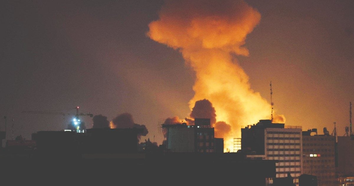 Iran, la guerra in diretta: nuovi raid Usa: 90 obiettivi colpiti, droni di Teheran contro Kuwait e Bahrein. Stretto Hormuz di nuovo bloccato