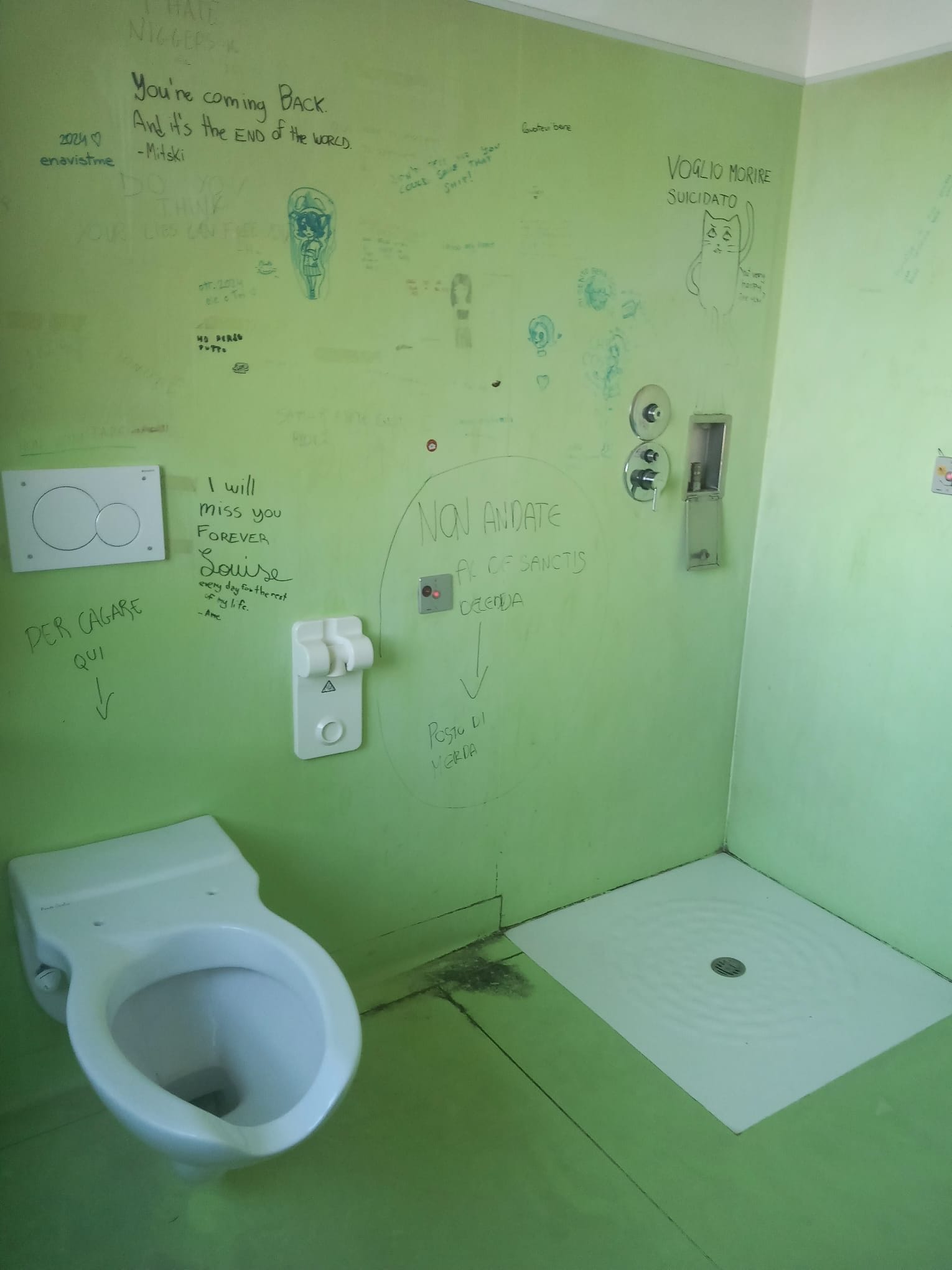 Uno dei bagni del reparto di neuropsichiatria infantile di Cagliari