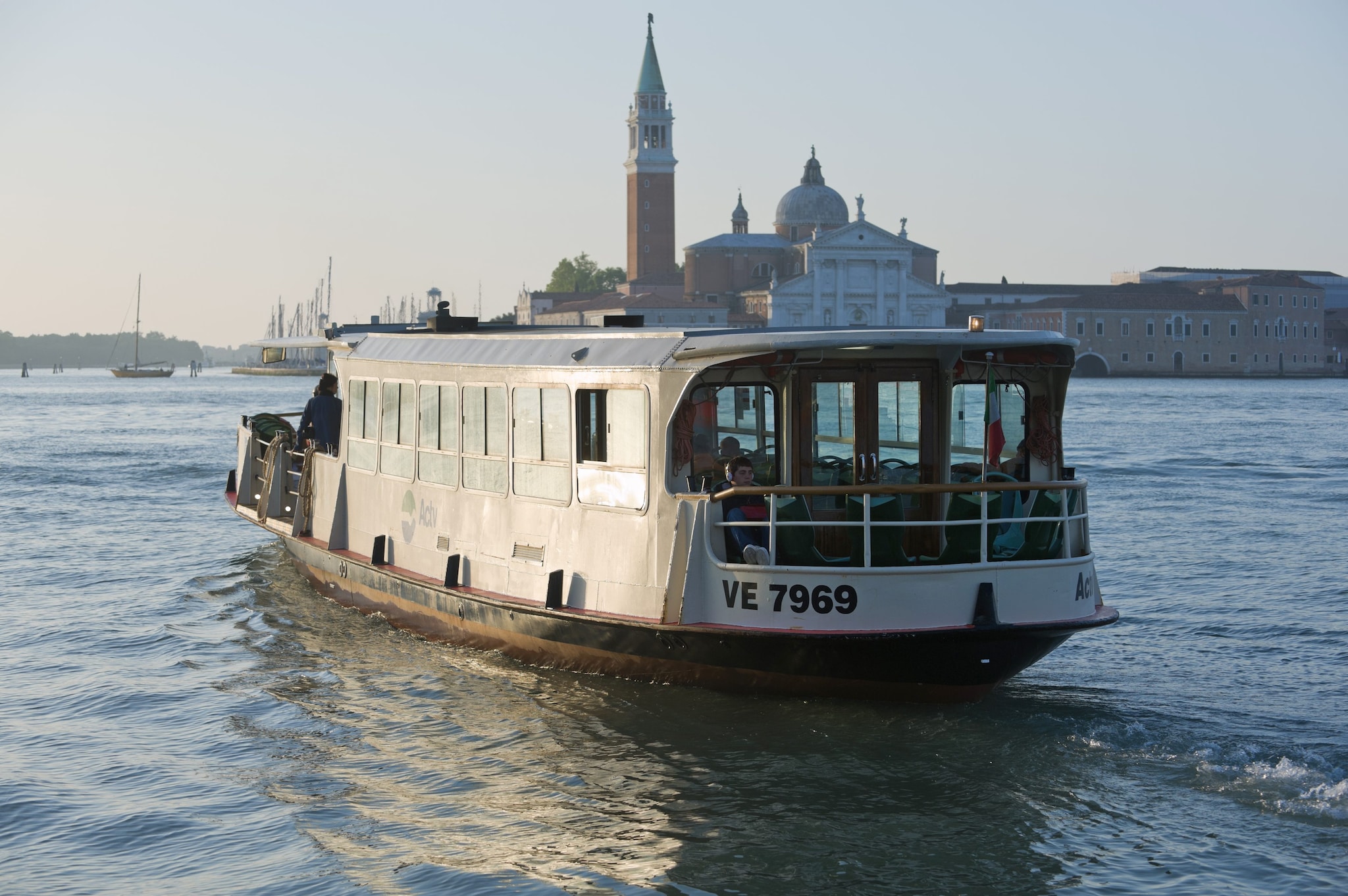 Addetta trova 7mila dollari sul vaporetto ma il Comune di Venezia vuole tenerseli, giudice: “Dopo un anno sono suoi”