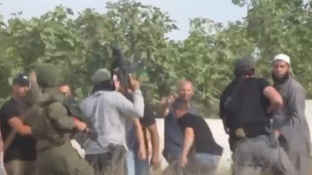 Lo scontro tra coloni e palestinesi a Tell, nei pressi di Nablus