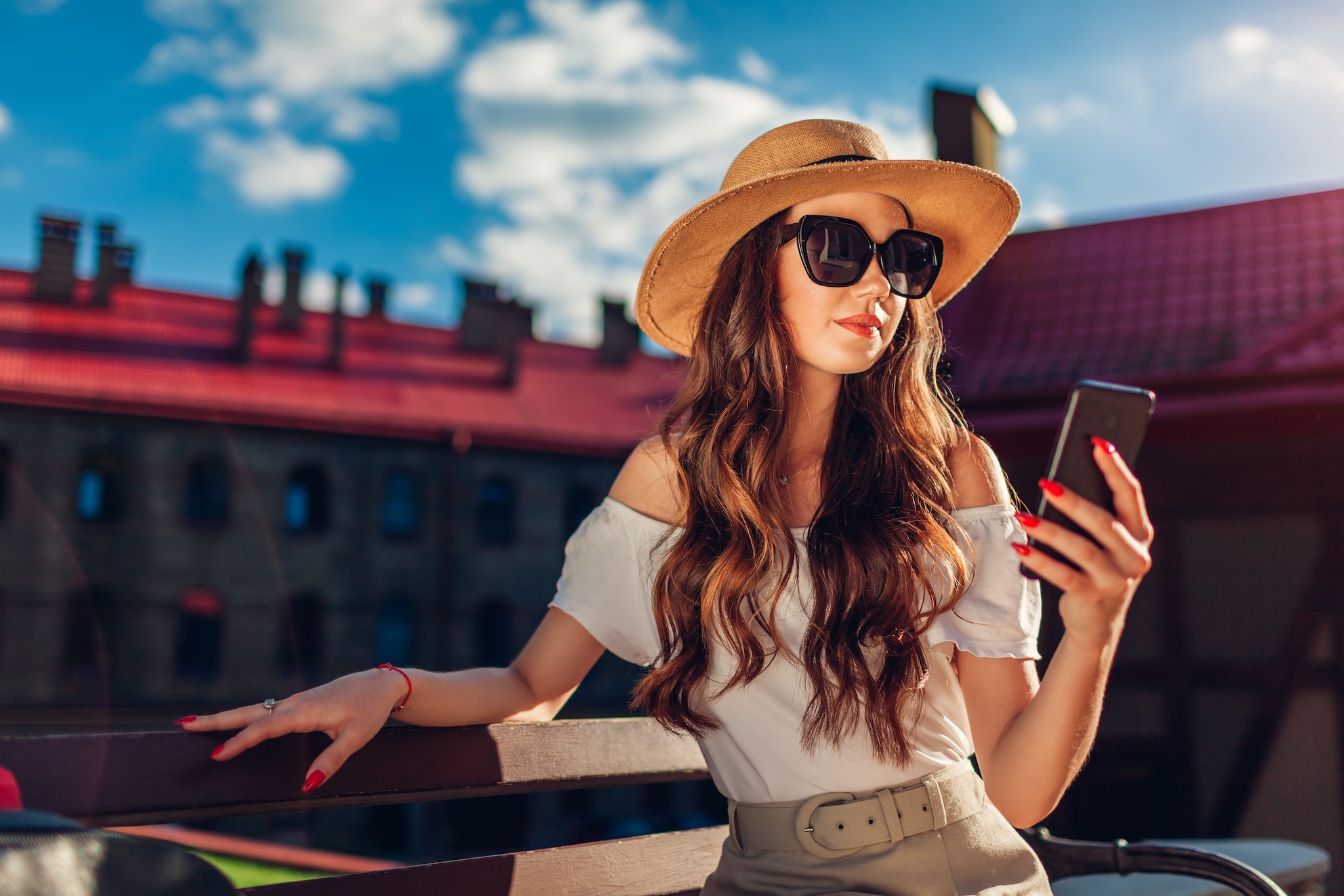 Trend di viaggio 2026: eSIM, app di traduzione e tracker bagagli i nuovi irrinunciabili tech