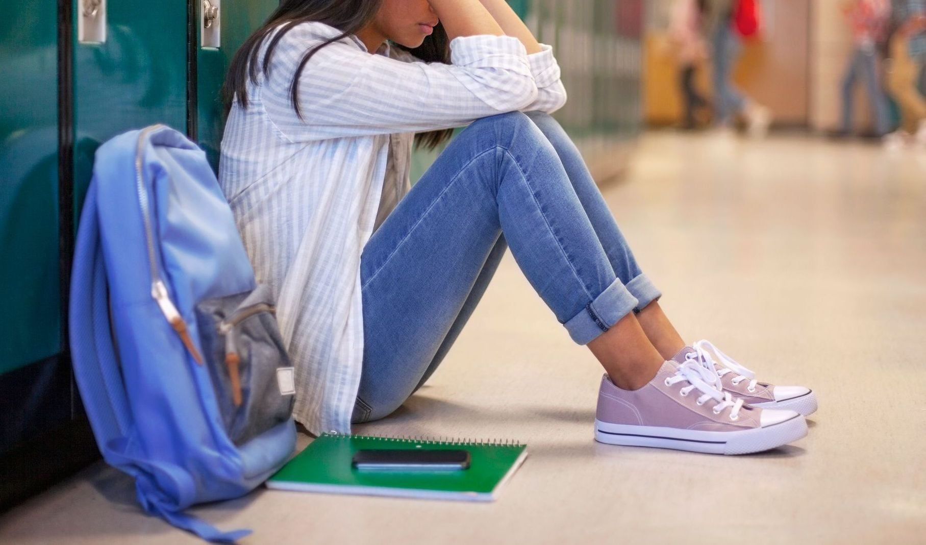 Genova, 14enne si sente male ed esce dall’aula, bidello 50enne la aiuta ma poi cerca di baciarla: chiesto il processo