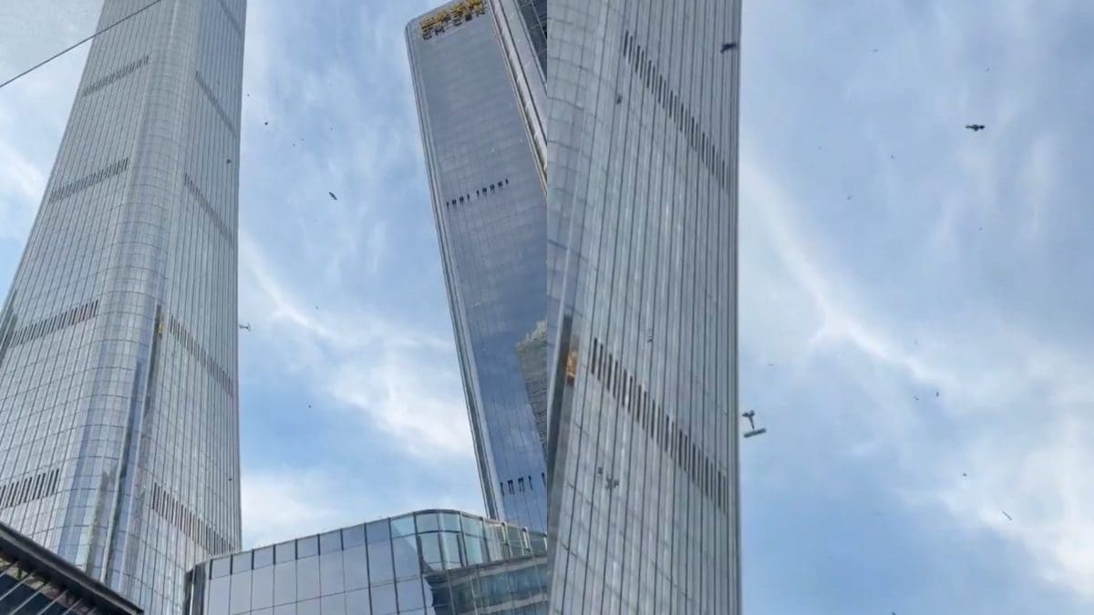 I detriti dell’aereo che si è schiantato contro il grattacielo a Pechino.