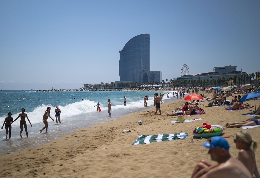 "Vi spieghiamo perché scegliamo la Spagna per le vacanze: spiagge libere e benzina a 1,50 euro al litro"