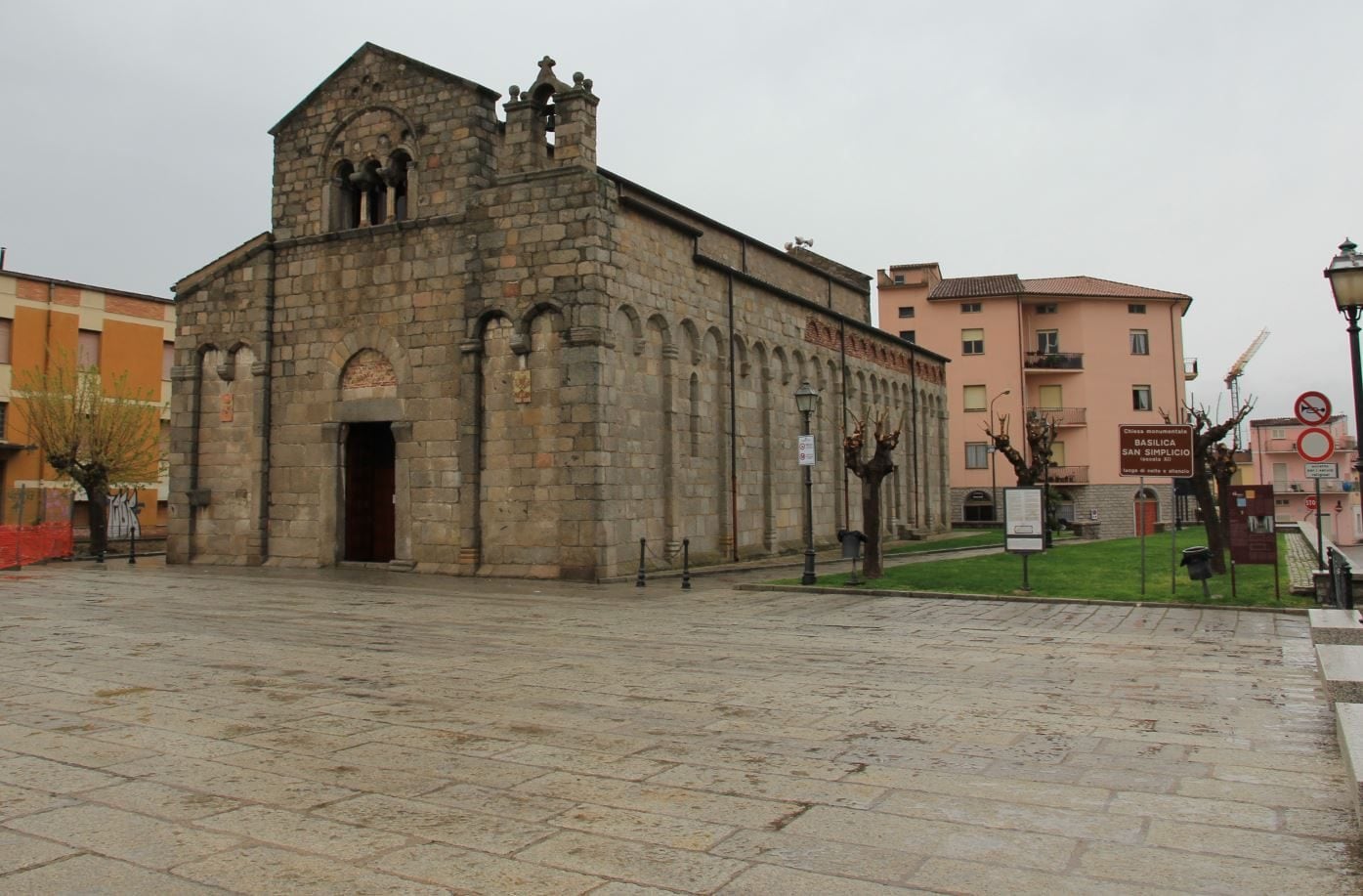 "Allarme bomba": basilica di Olbia circondata, arrivano cinofili e artificieri ma era "Allarme pompa"