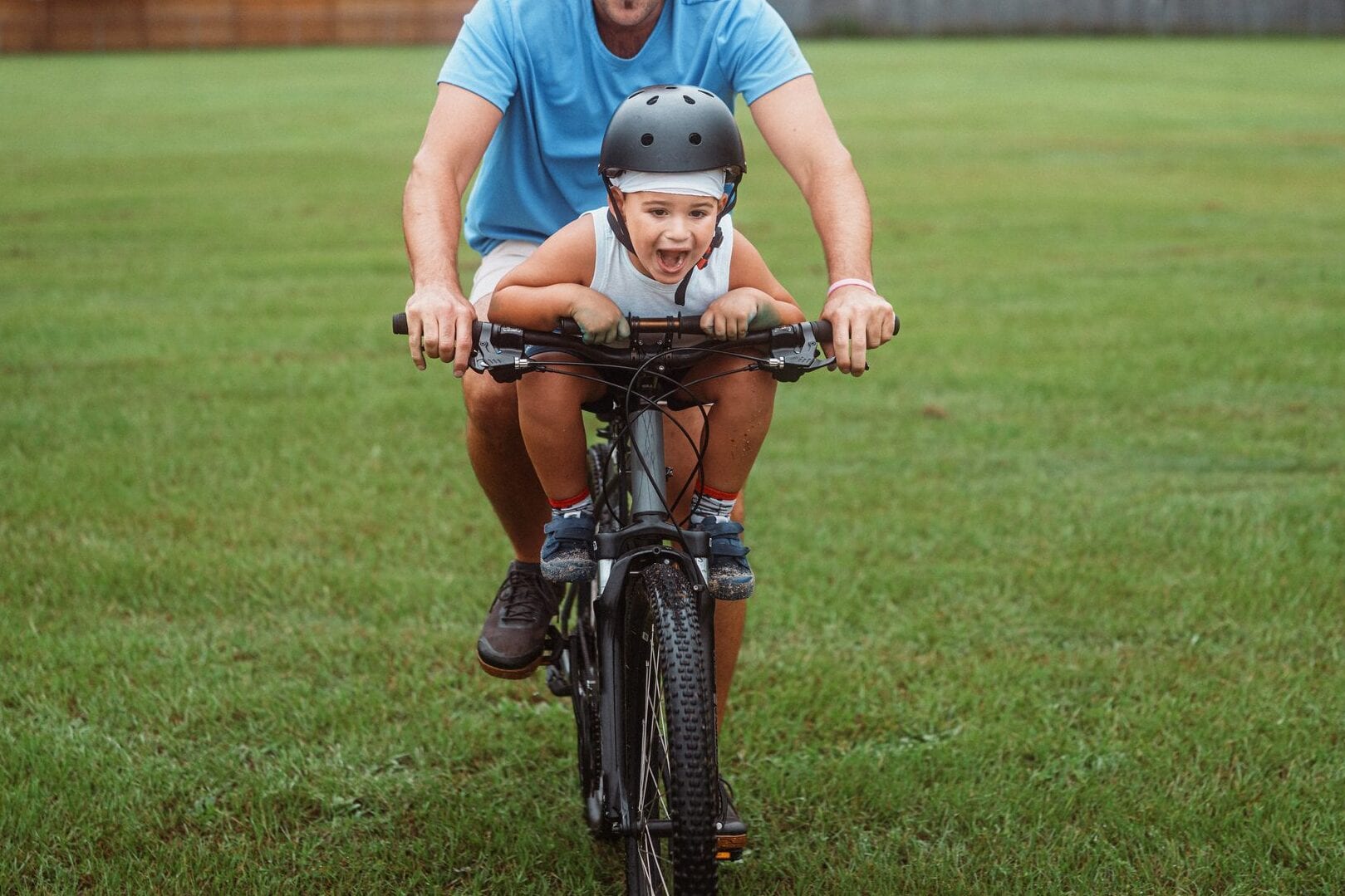 Papà multato perché portava il figlio seduto sul telaio della bici: cosa dice il Codice della strada