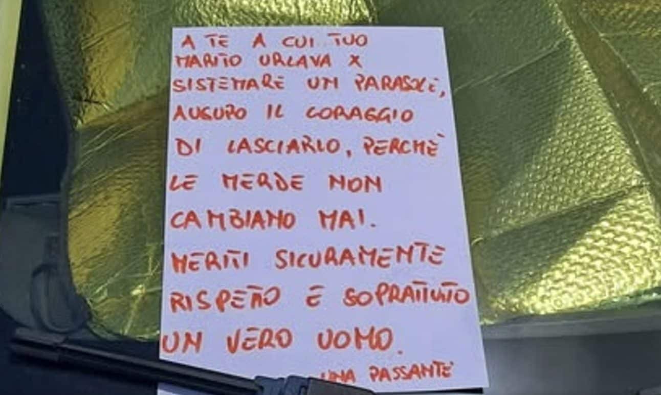 Passante lascia biglietto sul parabrezza dell'auto: "Tuo marito ti urla contro. Abbi il coraggio di lasciarlo"