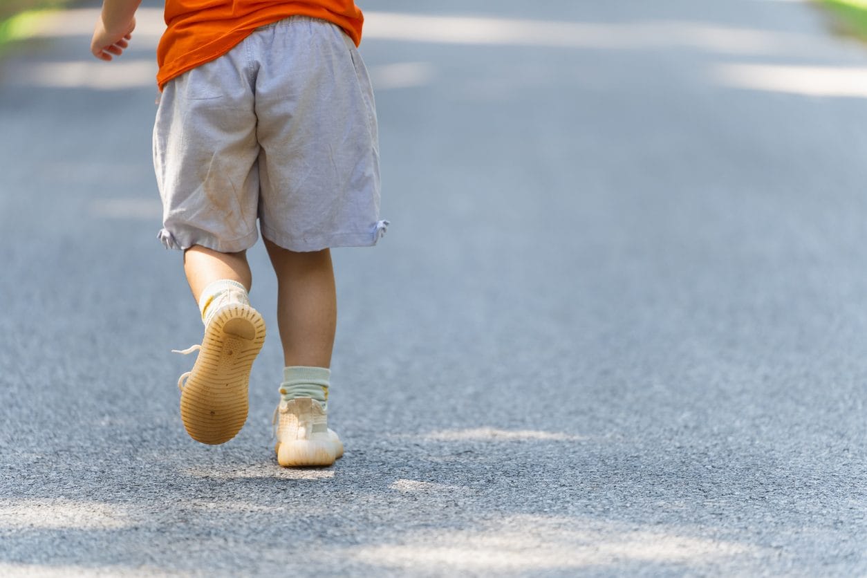 Catania, bimbo di 3 anni vaga solo e scalzo sull'asfalto rovente: madre denunciata per abbandono di minore