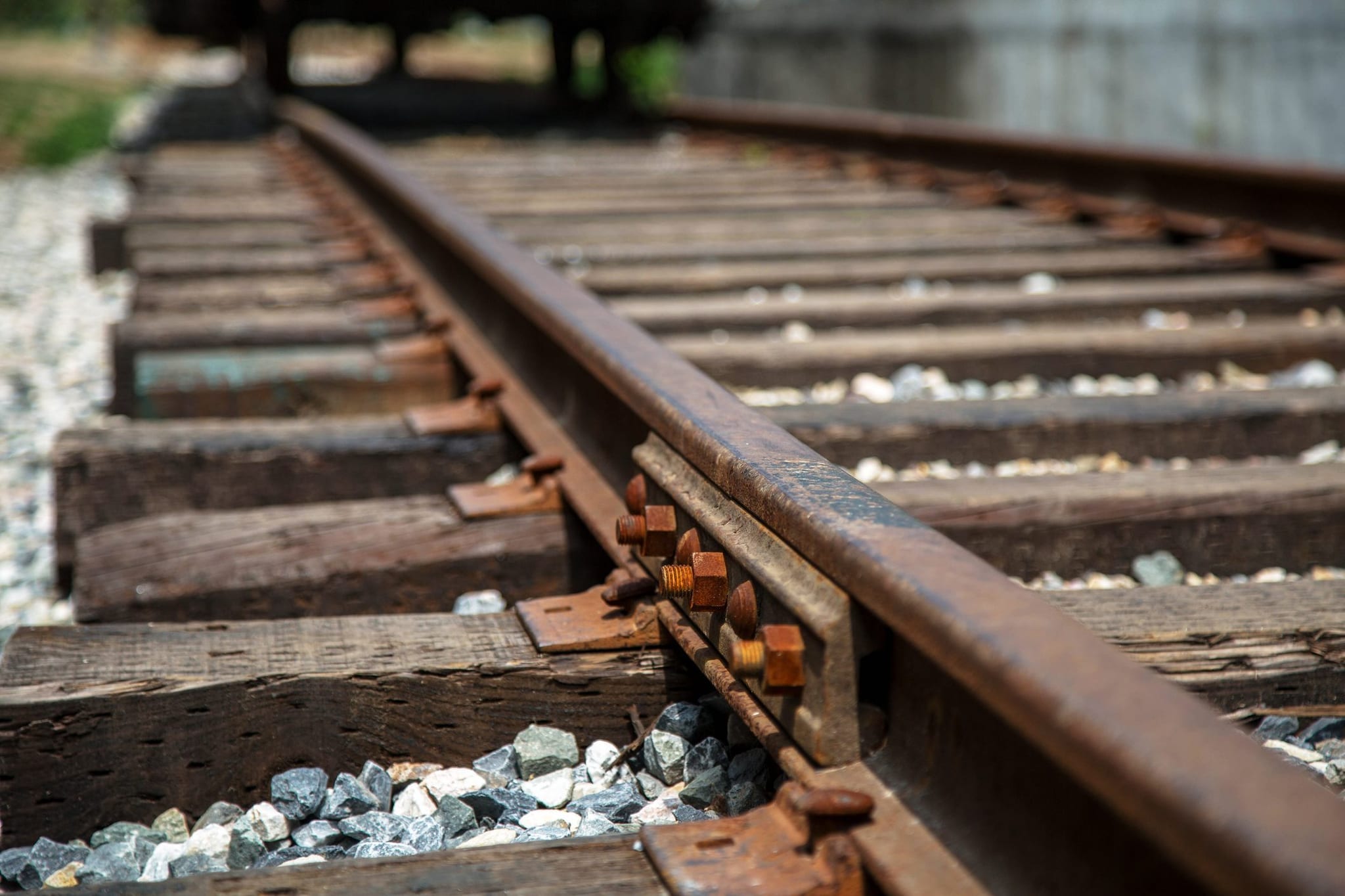 Investito dal treno all'imbocco della galleria ma si salva, traffico ferroviario in tilt sulla Messina-Palermo