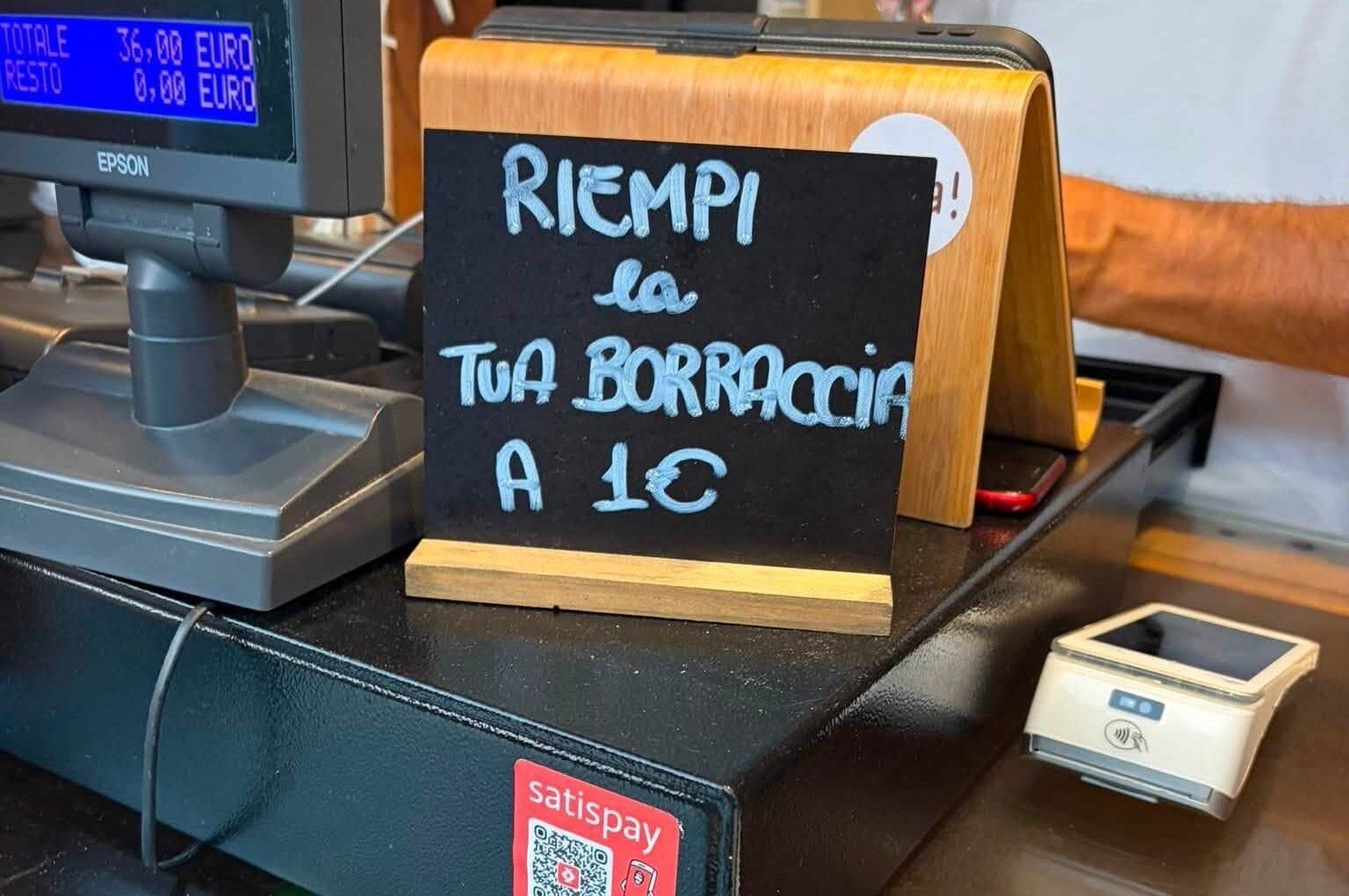"Il lido chiede 1 euro per riempire la borraccia d'acqua": la denuncia social di un turista in Liguria