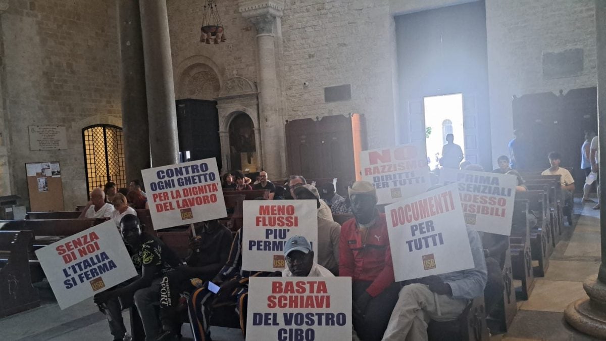 I braccianti del ghetto di Borgo Mezzanone occupano la Basilica di San Nicola a Bari