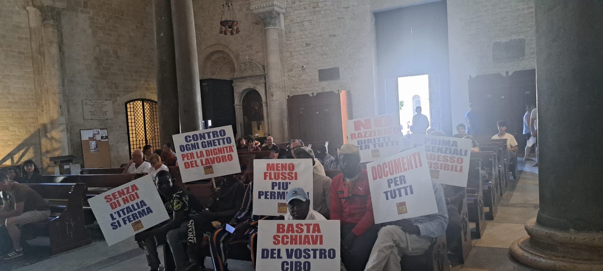 Senz’acqua nel più grande ghetto di braccianti d’Europa, la protesta da Foggia a Bari: “Situazione insostenibile”