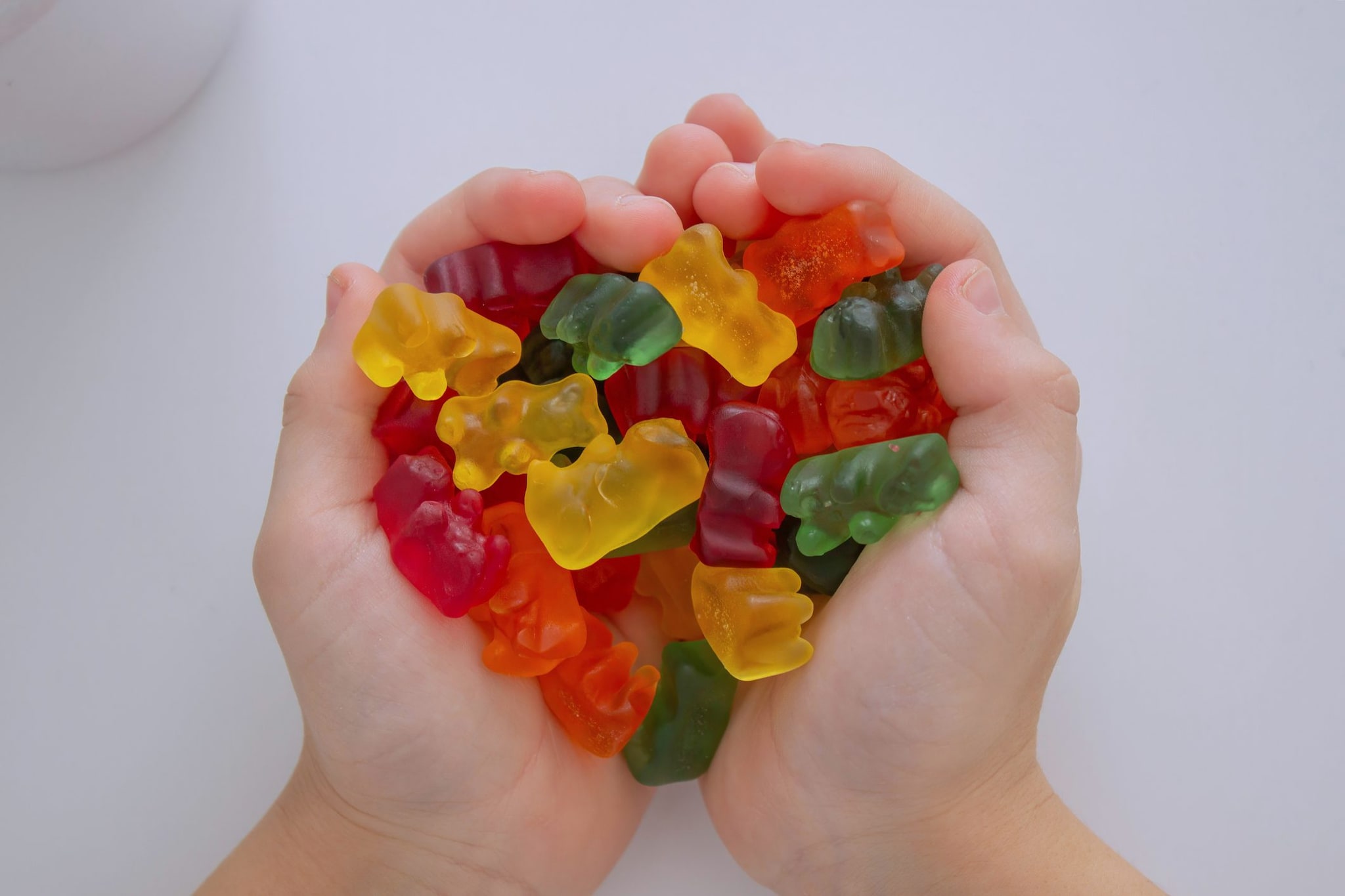 Bimbi in stato confusionale al campo estivo: amichetto aveva portato caramelle allucinogene, 13 ricoverati in Usa
