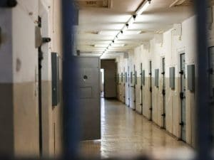 Detenuto di Prato muore dopo denuncia per presunte violenze