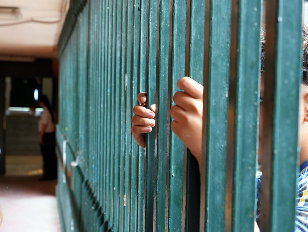 I telefoni non funzionano: rivolta dei detenuti nel carcere di Enna, devastato un padiglione
