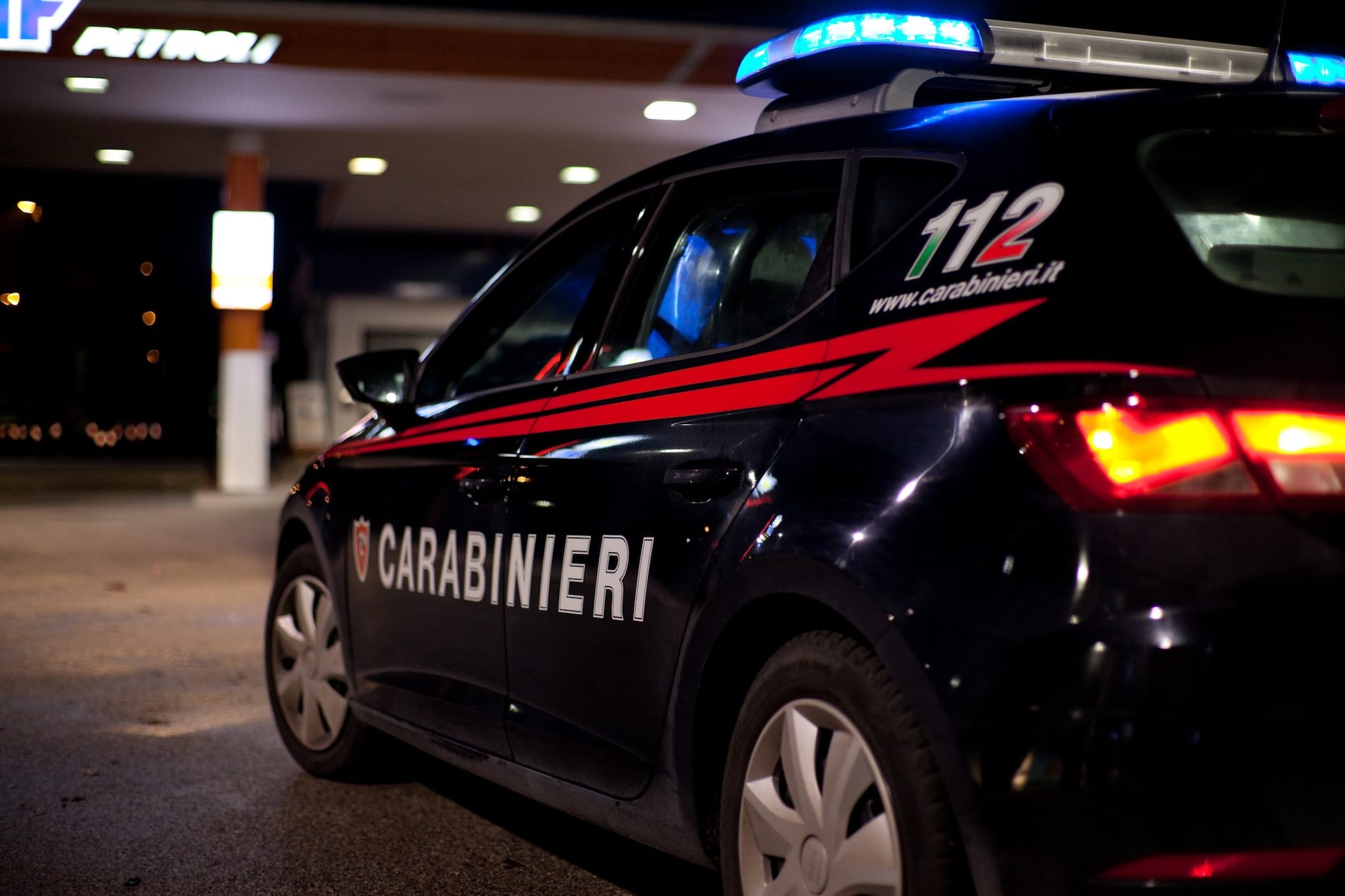Ivrea, cosparge di gasolio la compagna e tenta di darle fuoco: un amico lo ferma mentre ha l’accendino in mano
