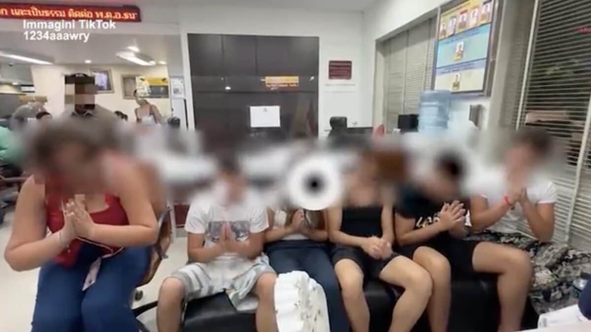 Gli studenti italiani in centrale di Polizia a Bangkok si scusano con la donna offesa in metro