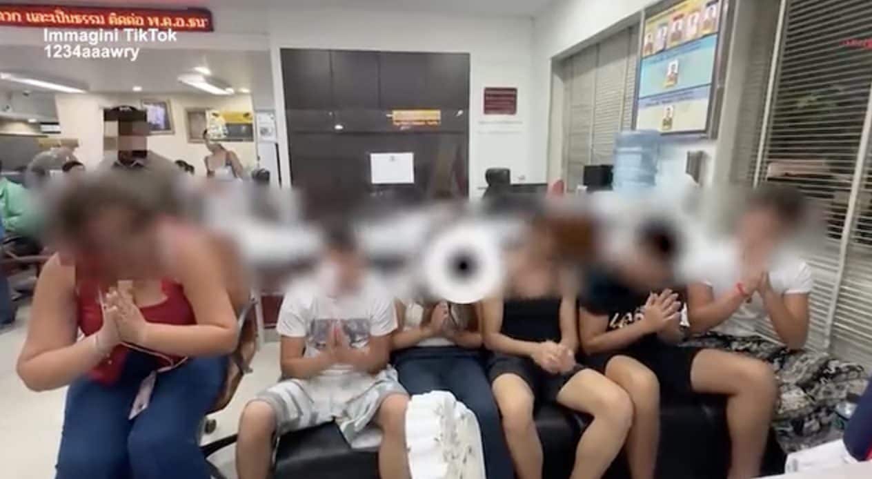 Studenti italiani si scusano con la donna offesa in metro. I thailandesi: "Usate il rispetto, non solo i soldi"