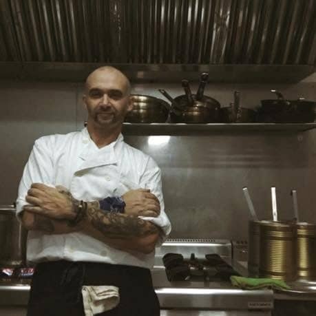 Lo chef Andrea Bruzzechesse morto alle Canarie: una collega lo ha trovato a terra in casa, inutili i soccorsi