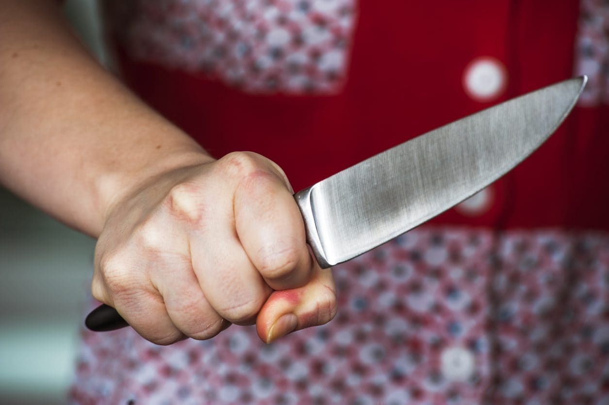 Accoltellato dall'ex compagna in provincia di Udine, scappa dai vicini di casa: 35enne arrestata per tentato omicidio