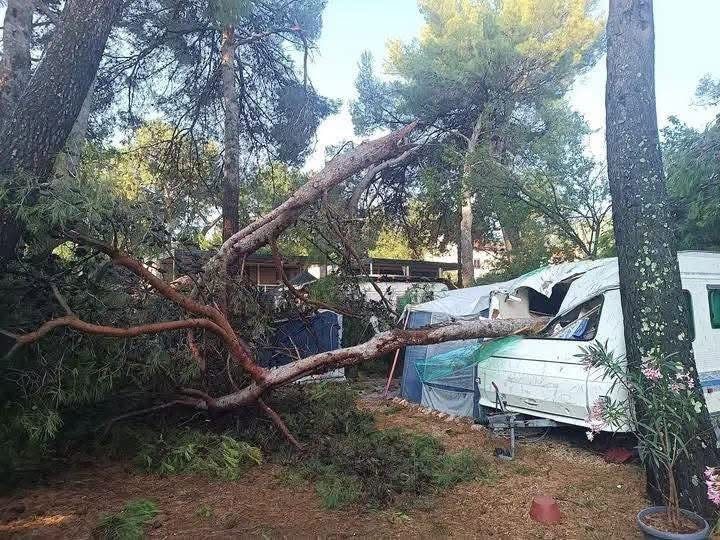 Ondata di maltempo sulla Croazia, danni a campeggi e barche scaraventate a riva, donna colpita da un fulmine