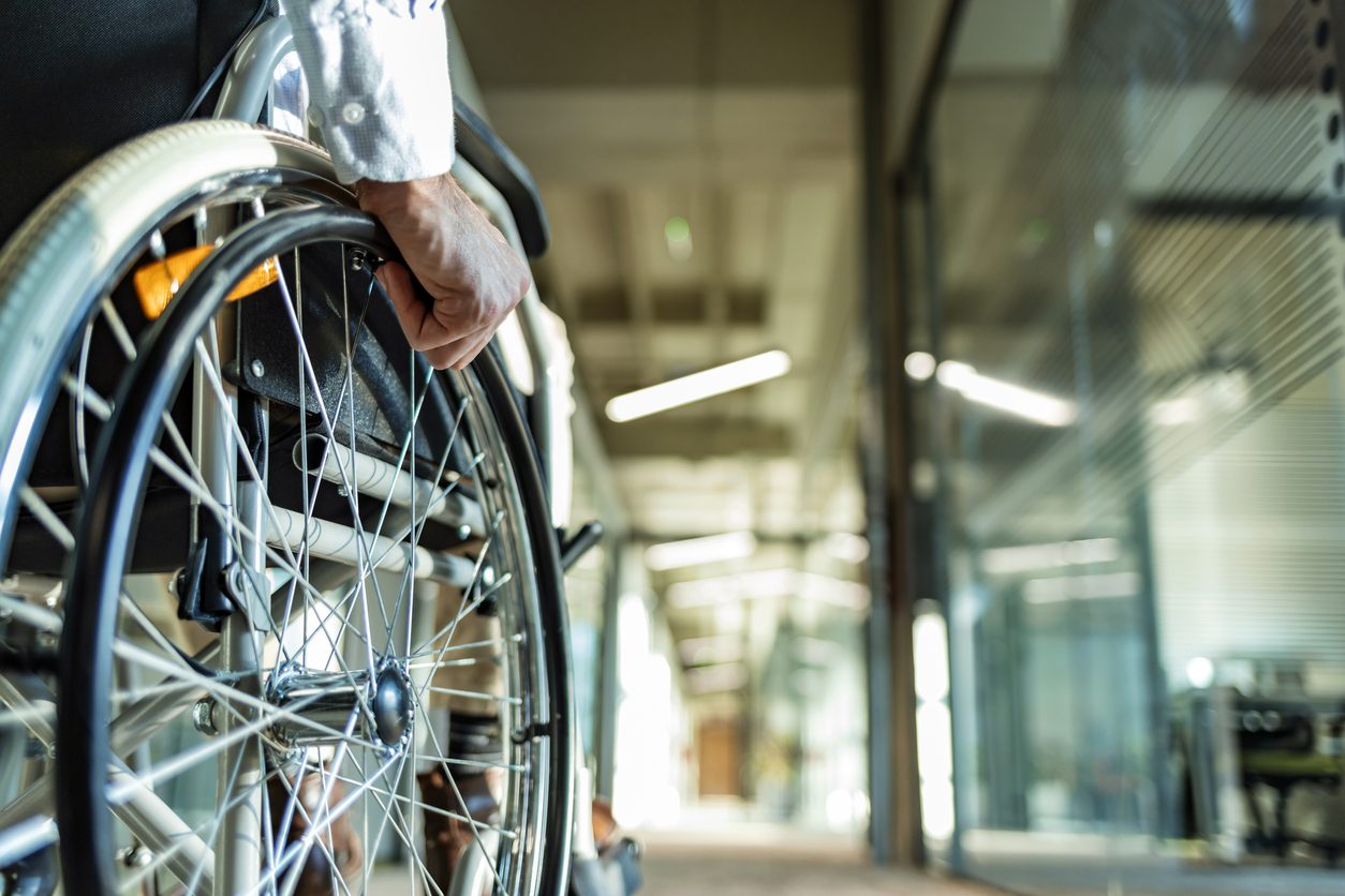 Si assenta dal lavoro per cure salvavita, Asl taglia stipendio a dipendente con disabilità: condannata a risarcirlo
