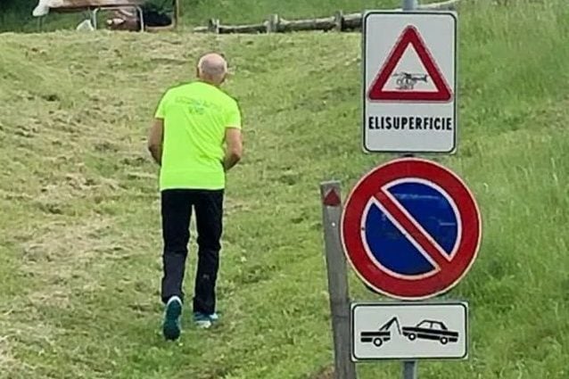 L'elicottero del 118 deve atterrare al rifugio nel Bellunese, ma la piazzola è occupata da turisti che prendono il sole