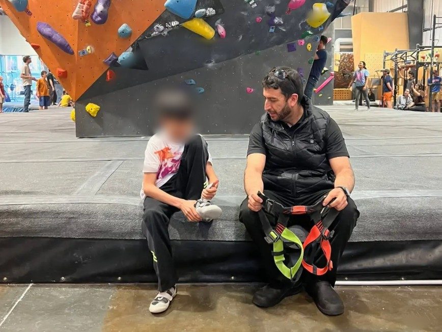 "Lo abbiamo ritrovato": papà riabbraccia dopo 3 anni il figlio 11enne scomparso, incredulità negli USA